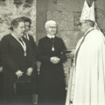 El obispo junto a la condesa (presidenta de las Marías) y algunas hermanas.