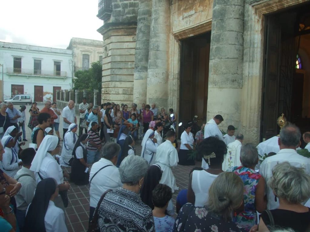 04 Adoración del Santísimo Sacramento en el atrio de la parroquia